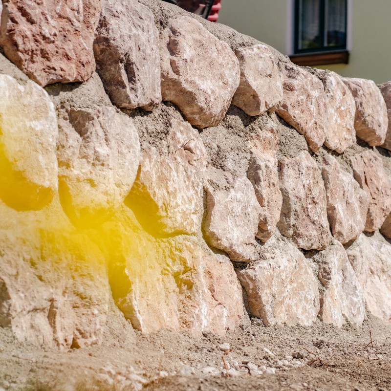 Steinmauer aus Wurfsteinen in Beton verlegt
