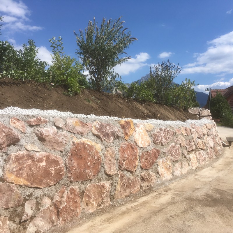 Steinmauer aus Wurfsteinen in Beton verlegt
